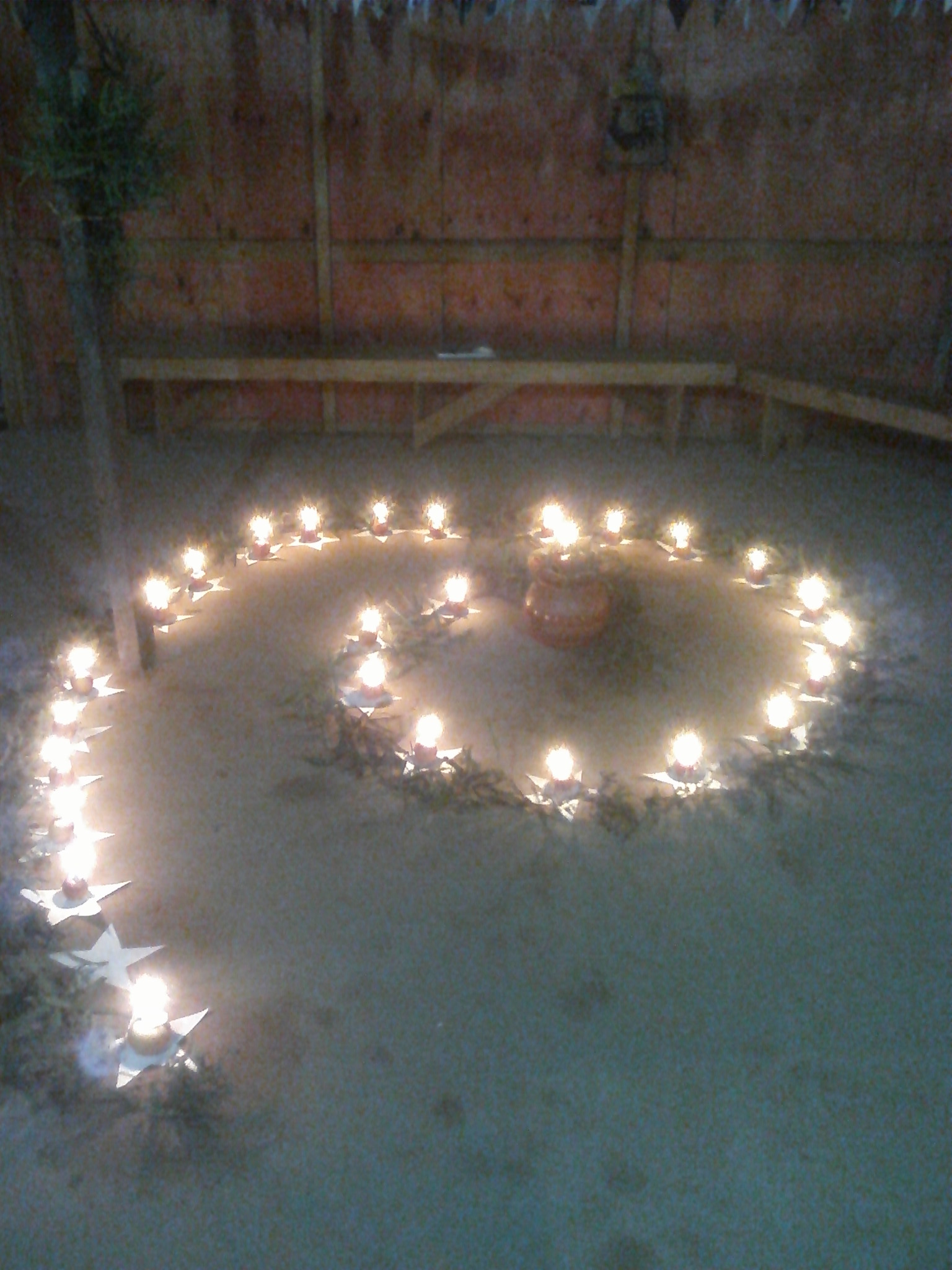 Coração formado por pequenas luzes em momento de espiritualidade