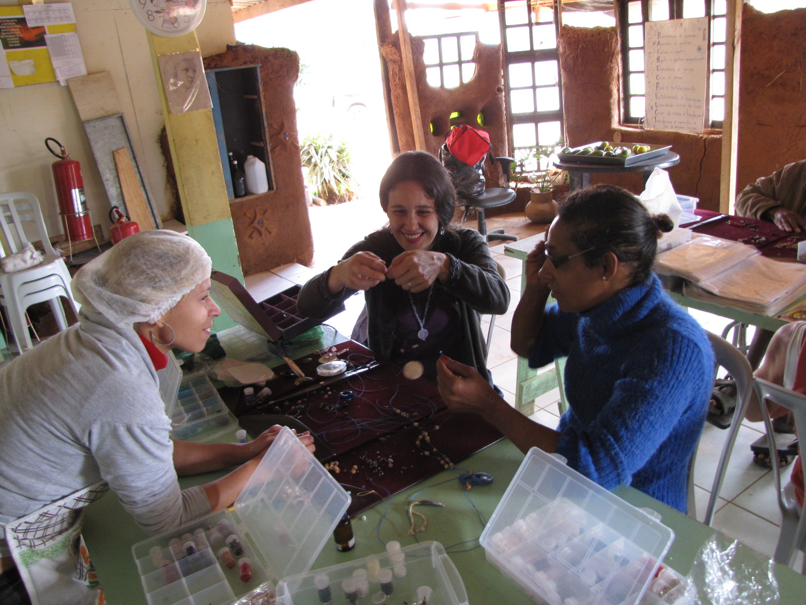 Mulheres criando peças artesanais em grupo