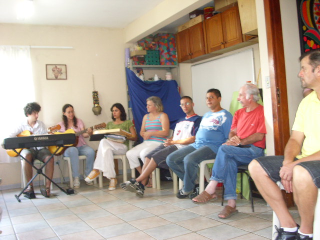 Momento musical durante celebração de Natal